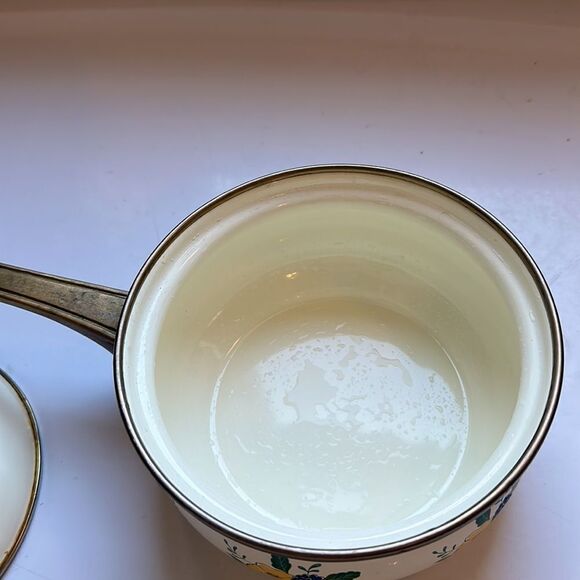Vintage white enamelware painted floral small saucepan with brass handle - Picture 3 of 8